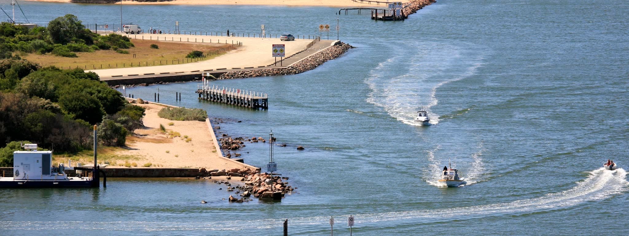 Boats coming in through the entrance at Lakes Entrance